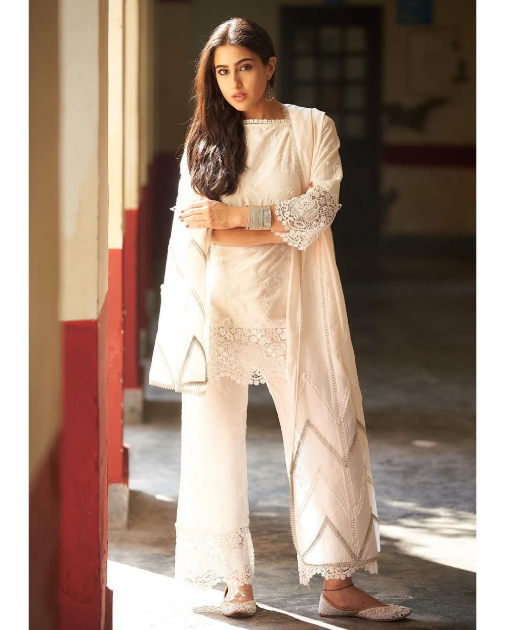 10 Beda gaya Kareena Kapoor dan Sara Ali Khan, menawan dan memesona