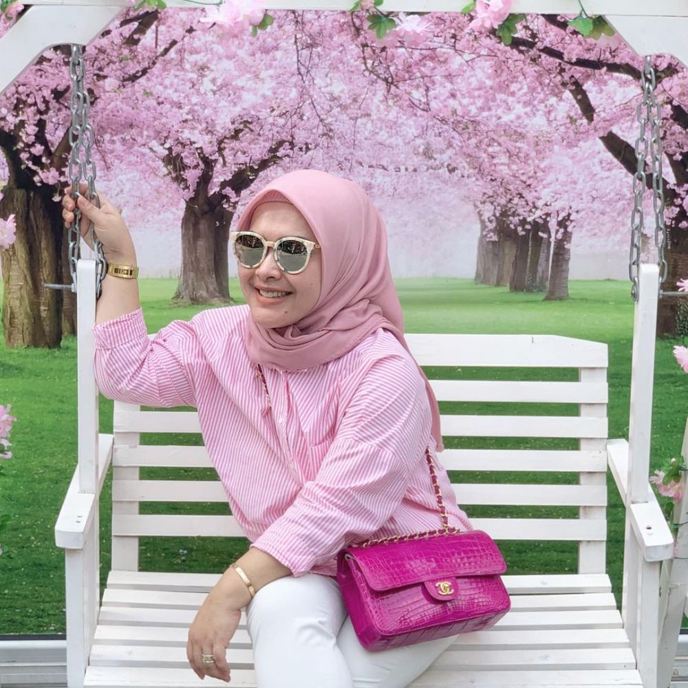 Kakak beradik bak kembar, ini 10 beda gaya Syahrini dan Aisyahrani