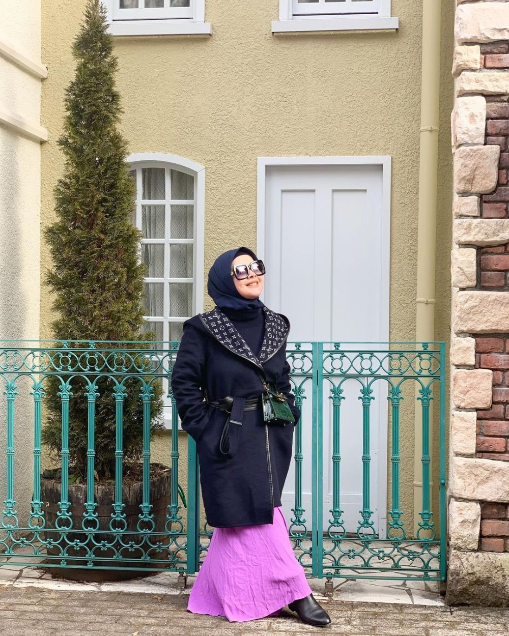 Kakak beradik bak kembar, ini 10 beda gaya Syahrini dan Aisyahrani