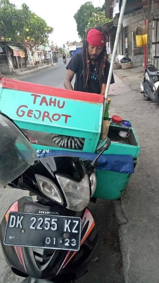 10 Potret lucu atribut tukang jualan ini bikin gagal fokus