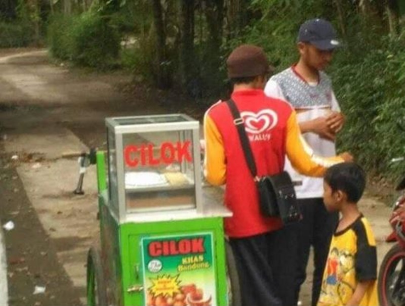10 Potret lucu atribut tukang jualan ini bikin gagal fokus