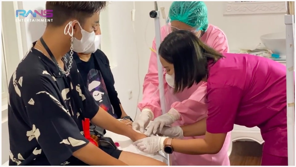 8 Momen Raffi Ahmad jalani infus kromosom, harganya bikin gigit jari