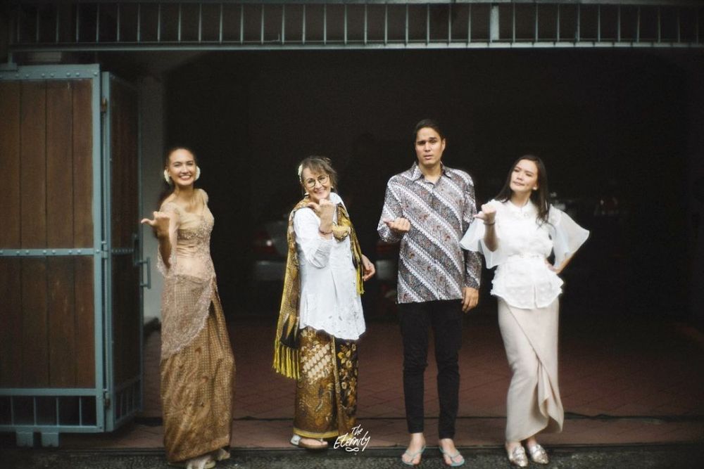 Jarang tersorot, intip 8 potret Nadine Chandrawinata dan ibu bulenya