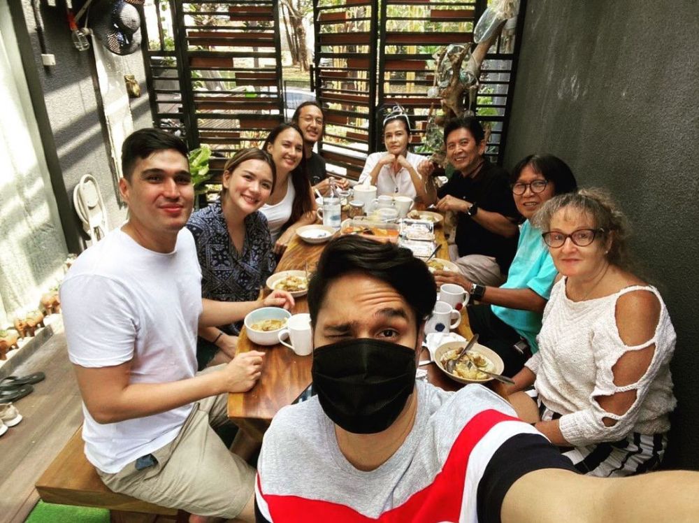 Jarang tersorot, intip 8 potret Nadine Chandrawinata dan ibu bulenya