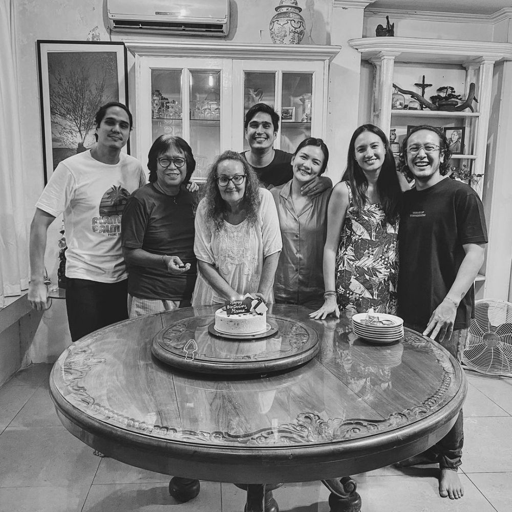 Jarang tersorot, intip 8 potret Nadine Chandrawinata dan ibu bulenya