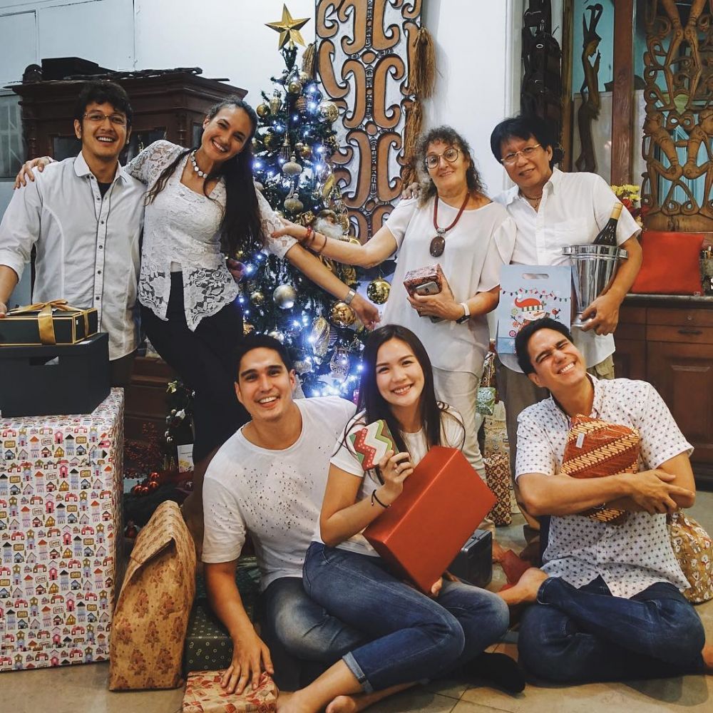 Jarang tersorot, intip 8 potret Nadine Chandrawinata dan ibu bulenya