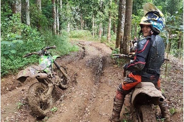 Aksi 6 seleb cantik saat olahraga offroad, Jedar ajak anaknya