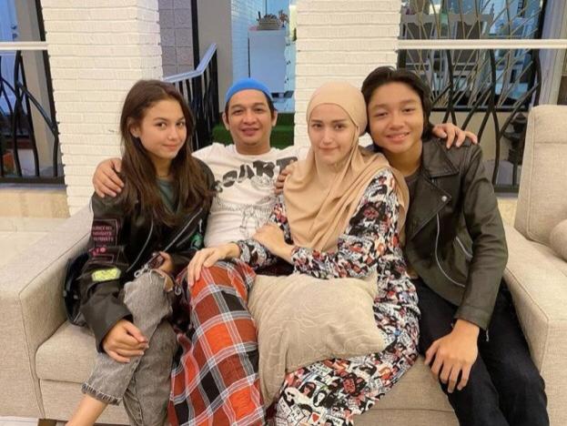 Potret tanpa makeup 6 istri politikus seleb, cantik natural