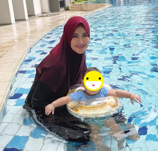 Potret tanpa makeup 6 istri politikus seleb, cantik natural