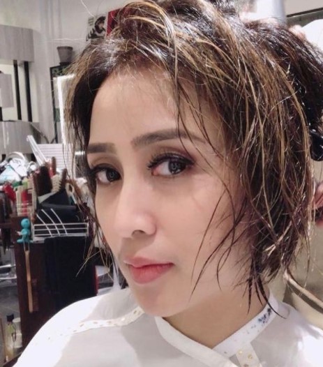 Potret tanpa makeup 6 istri politikus seleb, cantik natural