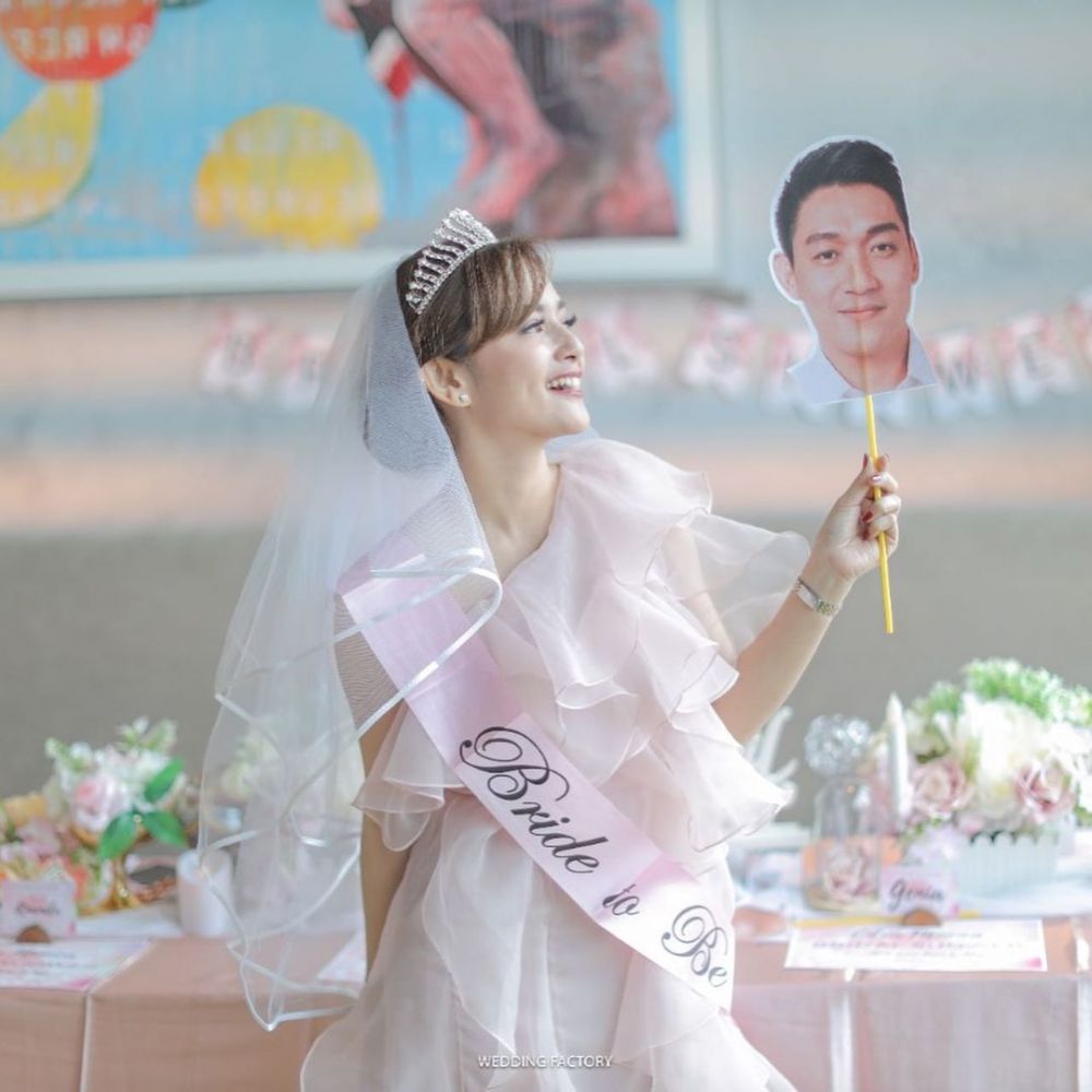 10 Momen bridal shower Citra Monica, wajah cemong diarak keliling mal