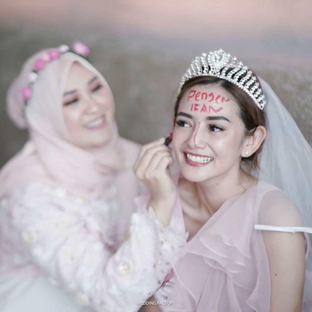 10 Momen bridal shower Citra Monica, wajah cemong diarak keliling mal