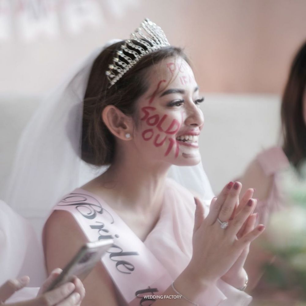 10 Momen bridal shower Citra Monica, wajah cemong diarak keliling mal