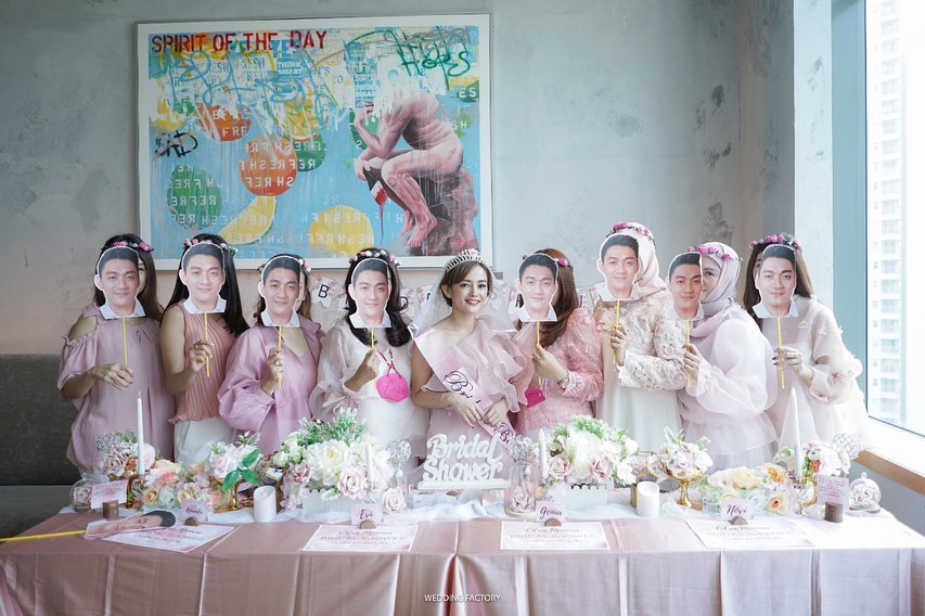 10 Momen bridal shower Citra Monica, wajah cemong diarak keliling mal