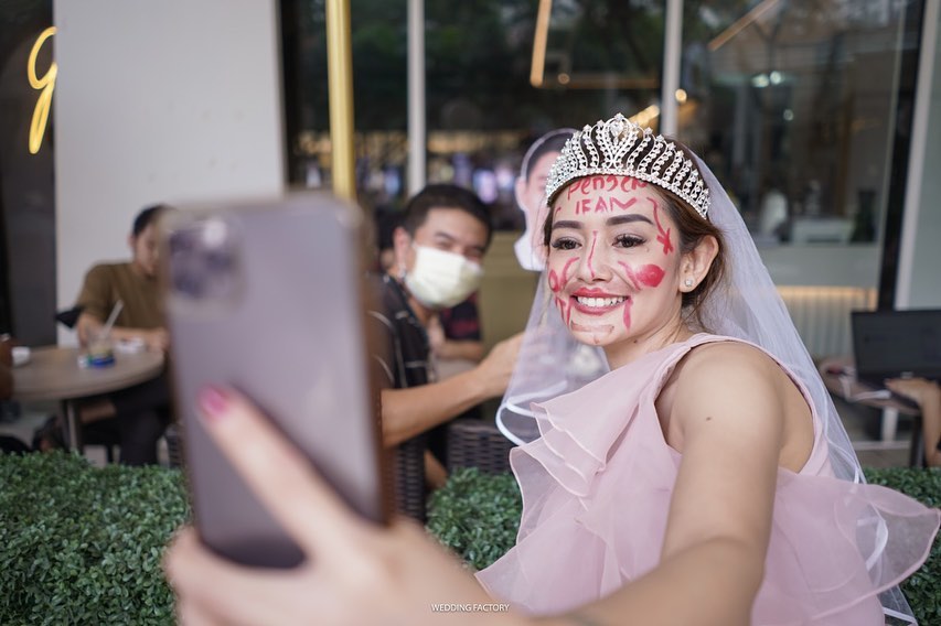 10 Momen bridal shower Citra Monica, wajah cemong diarak keliling mal