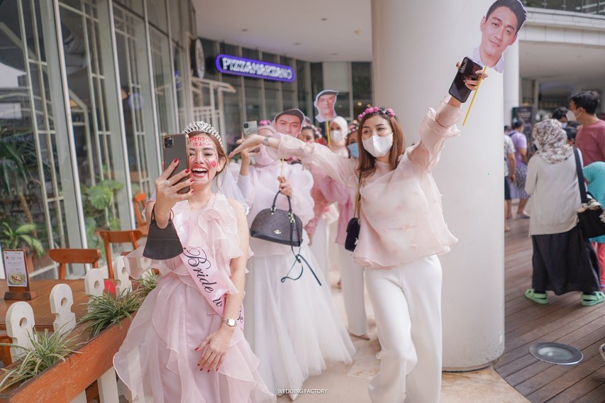 10 Momen bridal shower Citra Monica, wajah cemong diarak keliling mal
