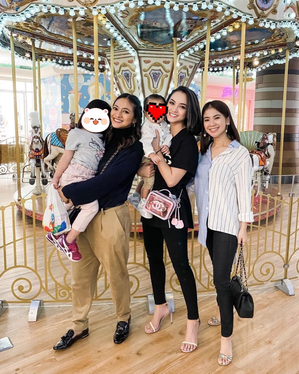 Kakak beradik, ini 10 beda gaya Ririn Ekawati dan Rini Yulianti