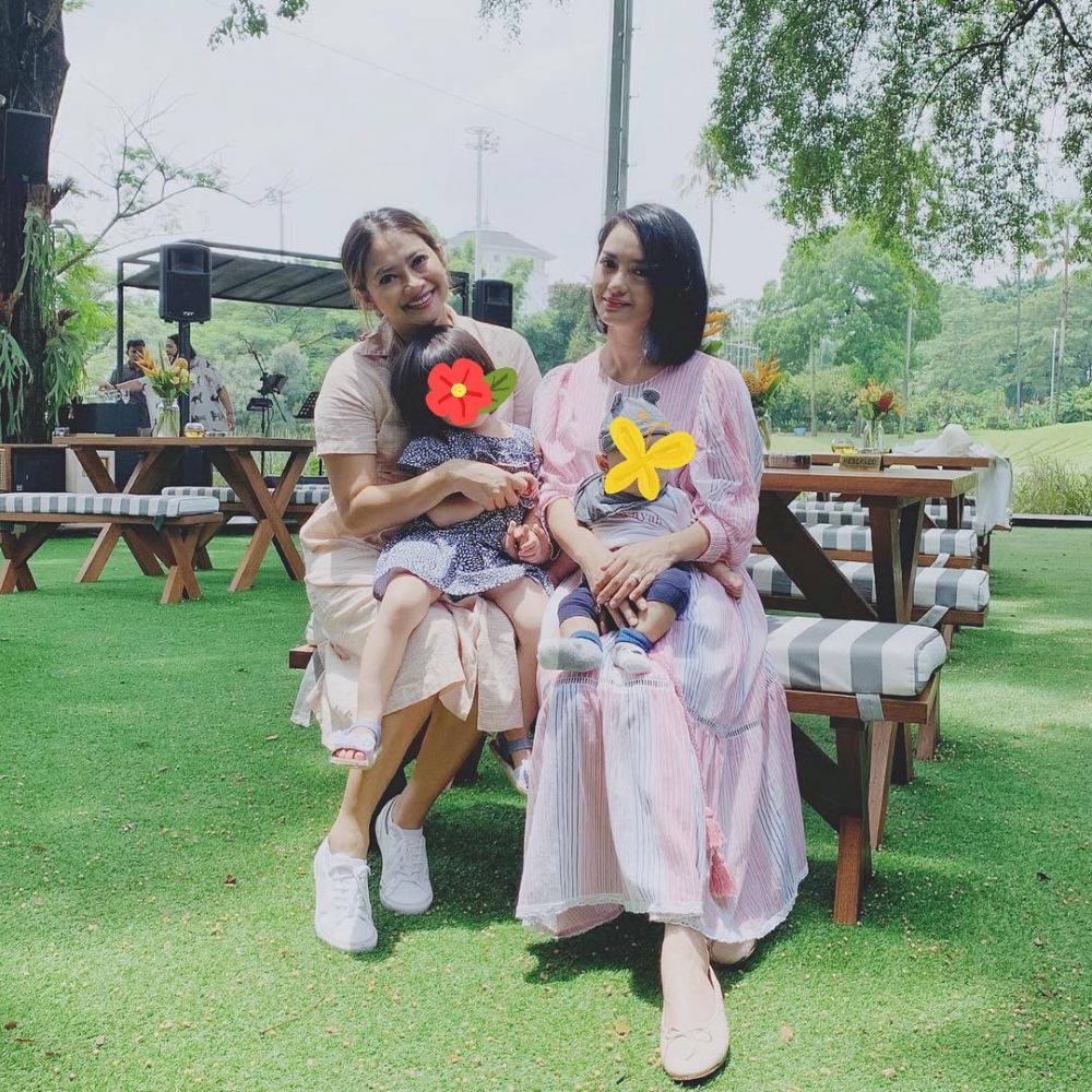 Kakak beradik, ini 10 beda gaya Ririn Ekawati dan Rini Yulianti