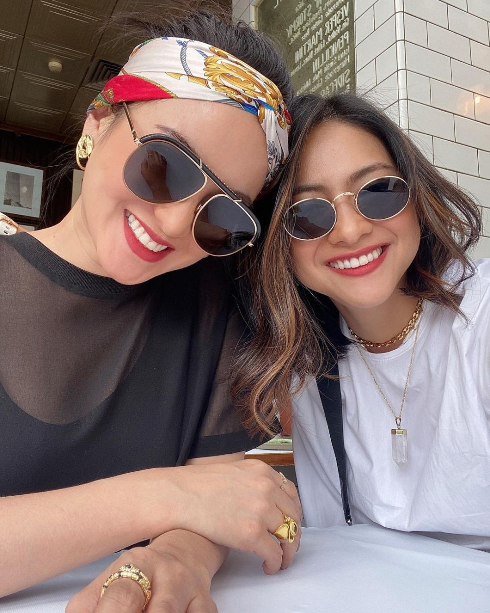 Kakak beradik, ini 10 beda gaya Ririn Ekawati dan Rini Yulianti