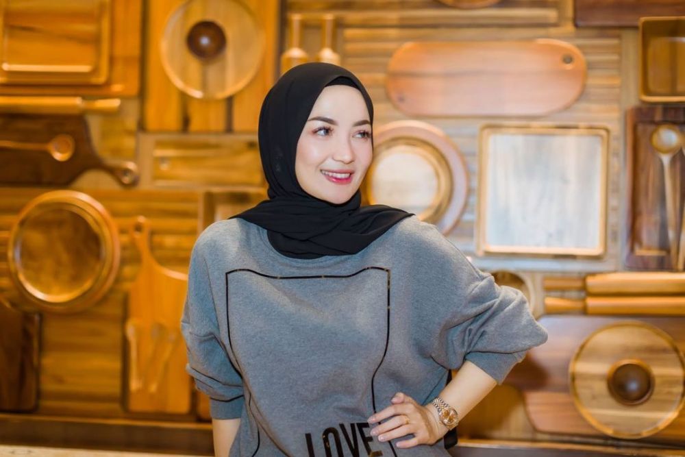 10 Gaya hijab Imel Putri Cahyati, ada yang jadi sorotan warganet