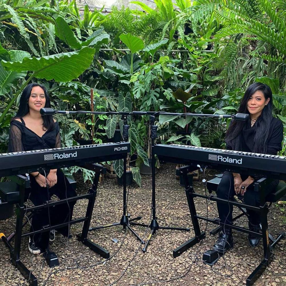 Beda gaya 8 vokalis wanita momong anak, Tantri Kotak tampil kasual