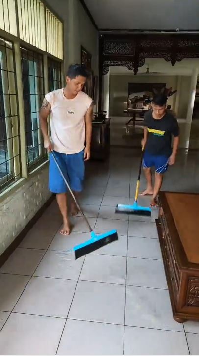 Kebanjiran lagi, begini 8 potret kondisi rumah Roy Marten