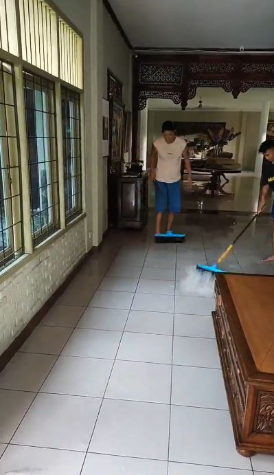 Kebanjiran lagi, begini 8 potret kondisi rumah Roy Marten