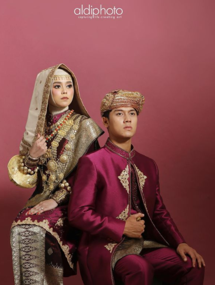 9 Pesona artis pakai busana Koto Gadang, aura Lesty Kejora terpancar