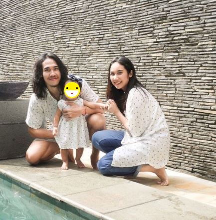 Potret harmonis 7 seleb yang menikah dengan pesepak bola, family goals