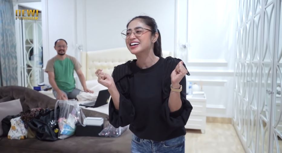 10 Potret kamar tidur di rumah Iis Dahlia, milik Shalsa penuh kaca