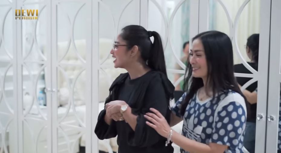 10 Potret kamar tidur di rumah Iis Dahlia, milik Shalsa penuh kaca