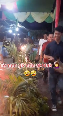 Viral video sahabat kasih hadiah anak kambing di nikahan teman, kocak