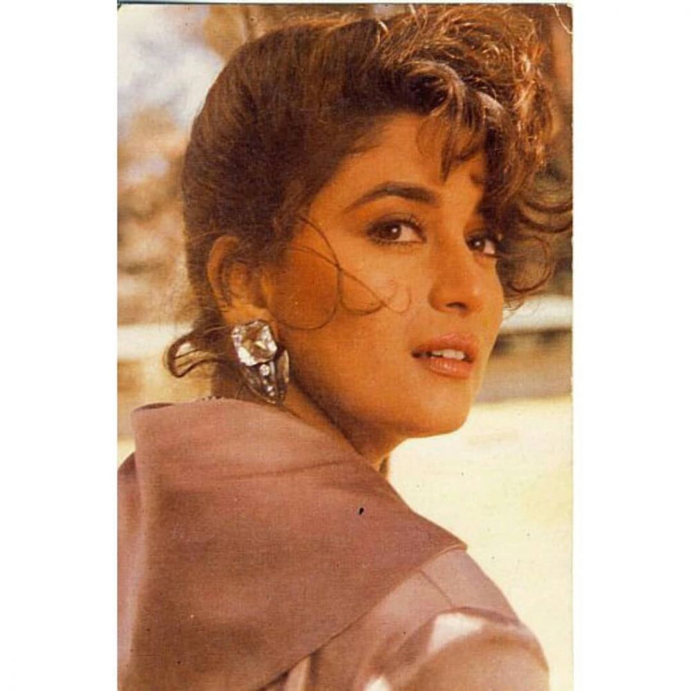 10 Potret lawas Madhuri Dixit, kecantikannya tak luntur hingga kini