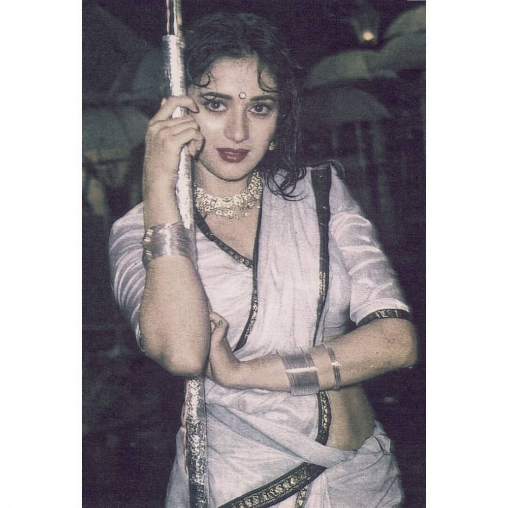 10 Potret lawas Madhuri Dixit, kecantikannya tak luntur hingga kini