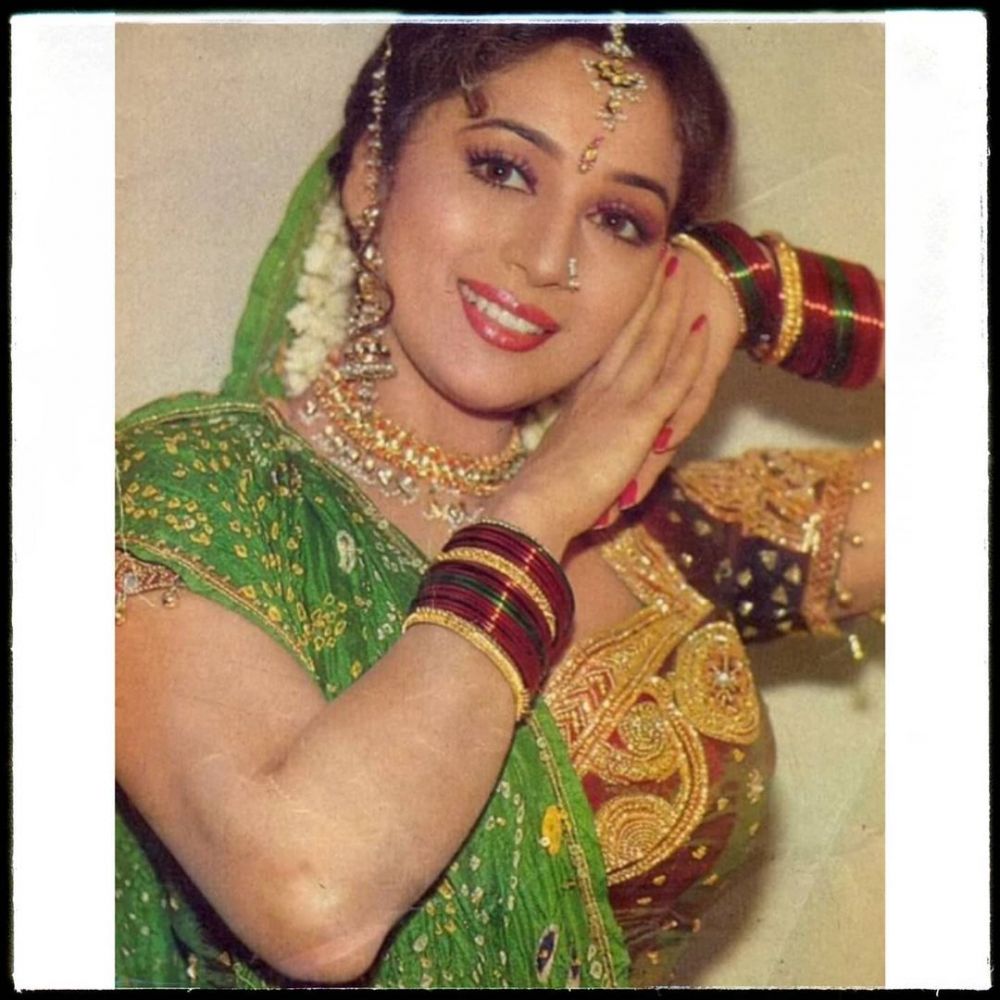 10 Potret lawas Madhuri Dixit, kecantikannya tak luntur hingga kini