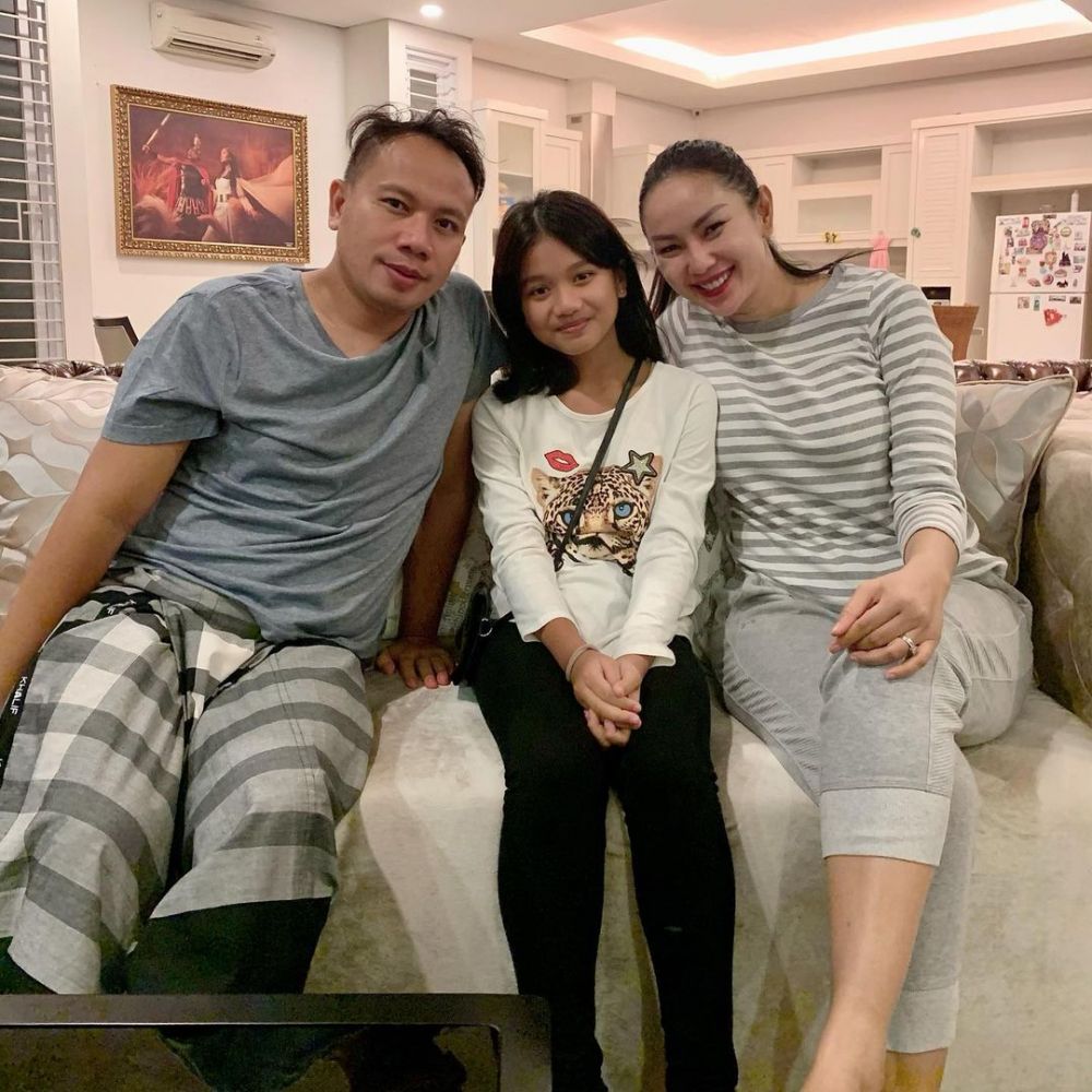 Kalina Oktarani unggah foto bareng putri sambung, parasnya mirip