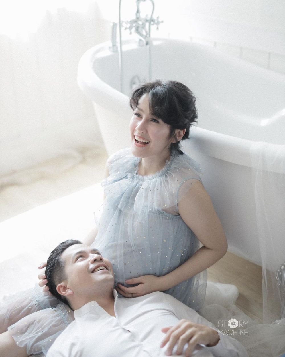 Hamil 8 bulan, ini 7 gaya maternity shoot Ardina Rasti