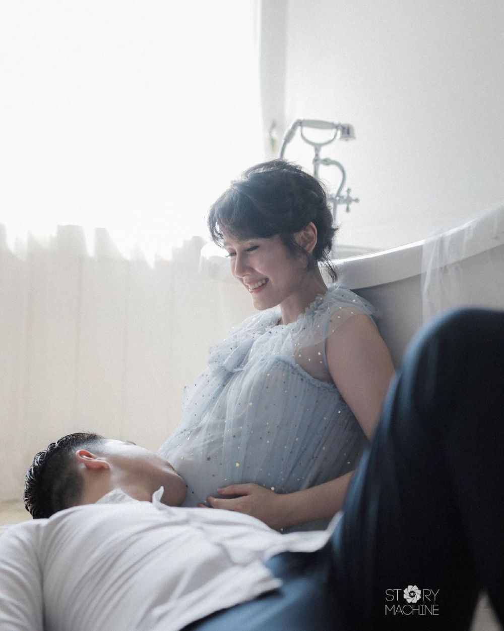 Hamil 8 bulan, ini 7 gaya maternity shoot Ardina Rasti
