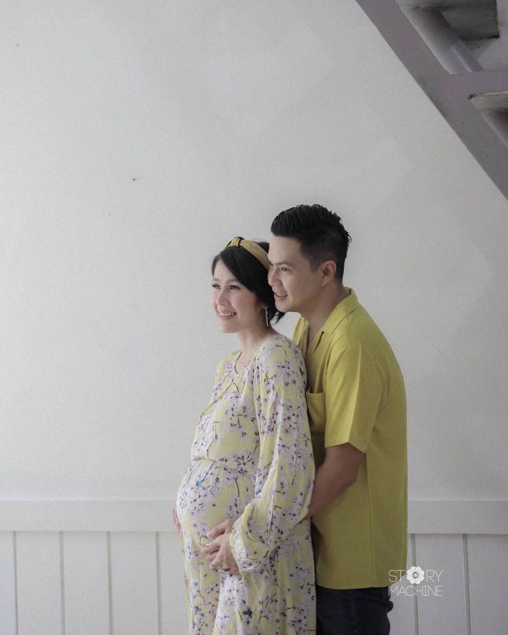 Hamil 8 bulan, ini 7 gaya maternity shoot Ardina Rasti