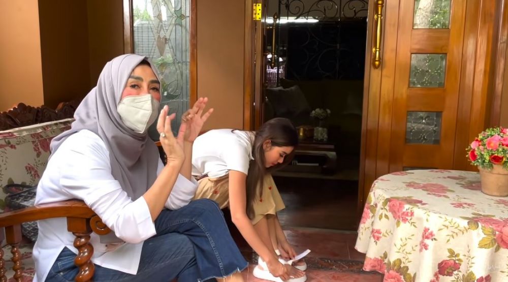 8 Potret halaman rumah Amy Qanita di Bandung, penuh kenangan manis