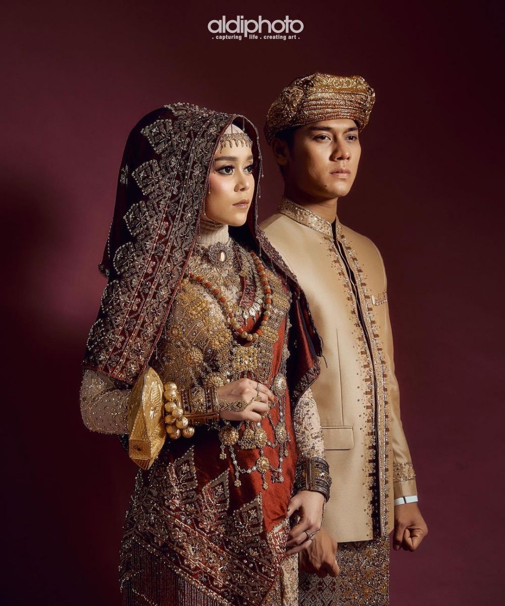 10 Potret Lesty Kejora dan Rizky Billar dengan baju adat, makin serasi