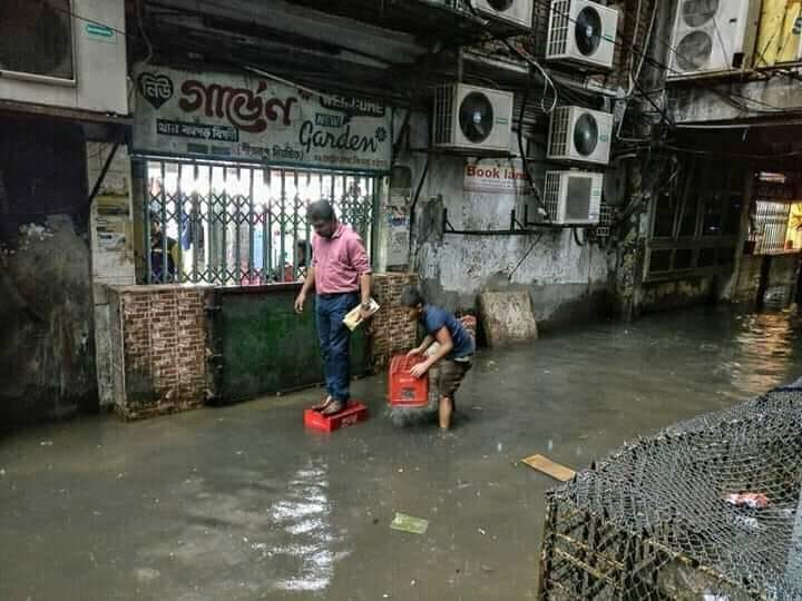 9 Tingkah lucu orang ogah ribet di jalan umum, bikin geleng kepala