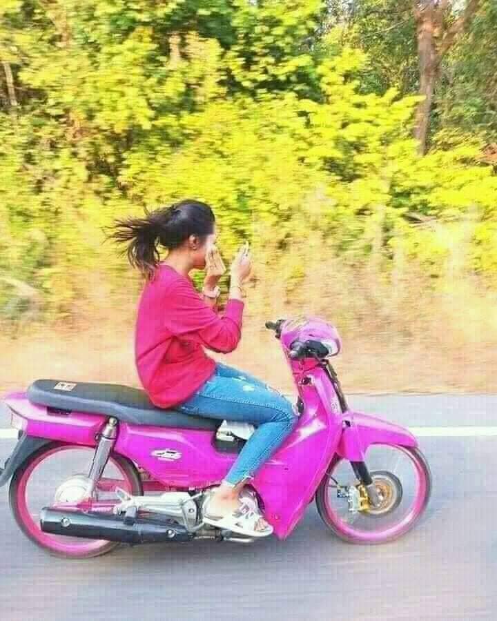 9 Tingkah lucu orang ogah ribet di jalan umum, bikin geleng kepala