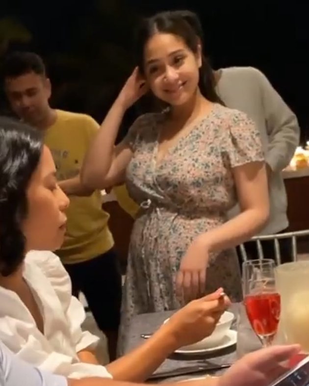 6 Potret Nagita Slavina pamer baby bump anak kedua, auranya terpancar
