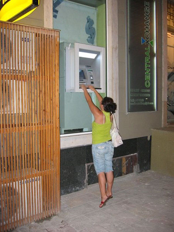 10 Aksi nyeleneh emak-emak saat tarik duit di ATM ini bikin heran