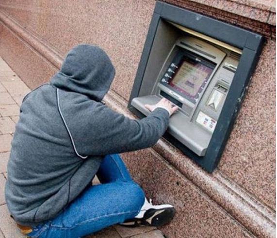 10 Aksi nyeleneh emak-emak saat tarik duit di ATM ini bikin heran