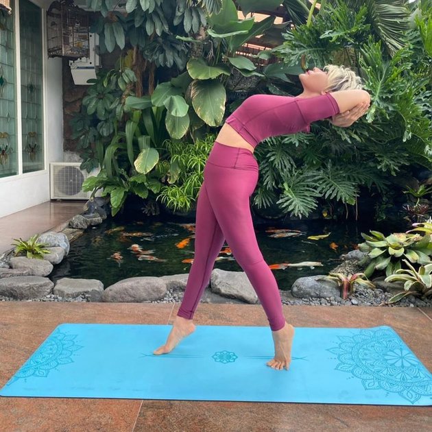 7 Potret Inul Daratista saat yoga challenge, tubuhnya lentur banget