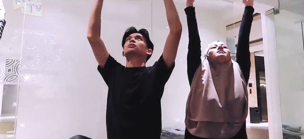 10 Momen Dinda Hauw jalani yoga hamil bareng Rey Mbayang, romantis