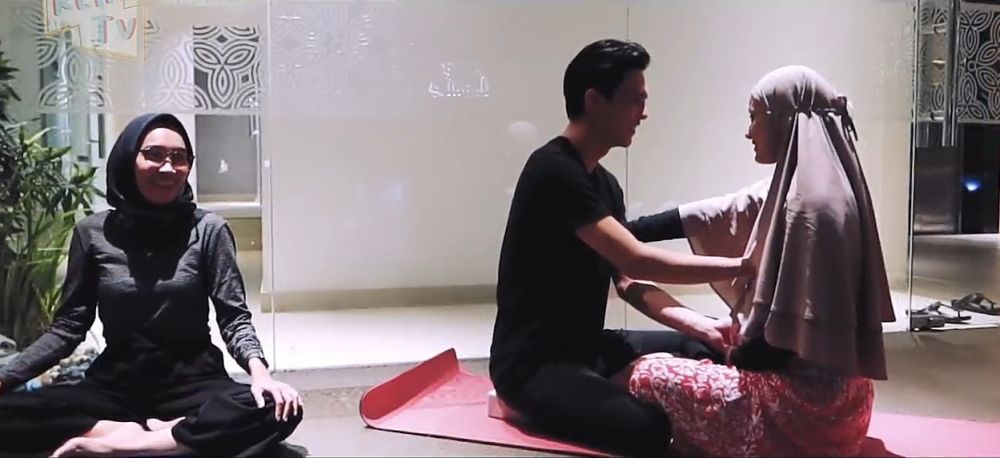 10 Momen Dinda Hauw jalani yoga hamil bareng Rey Mbayang, romantis