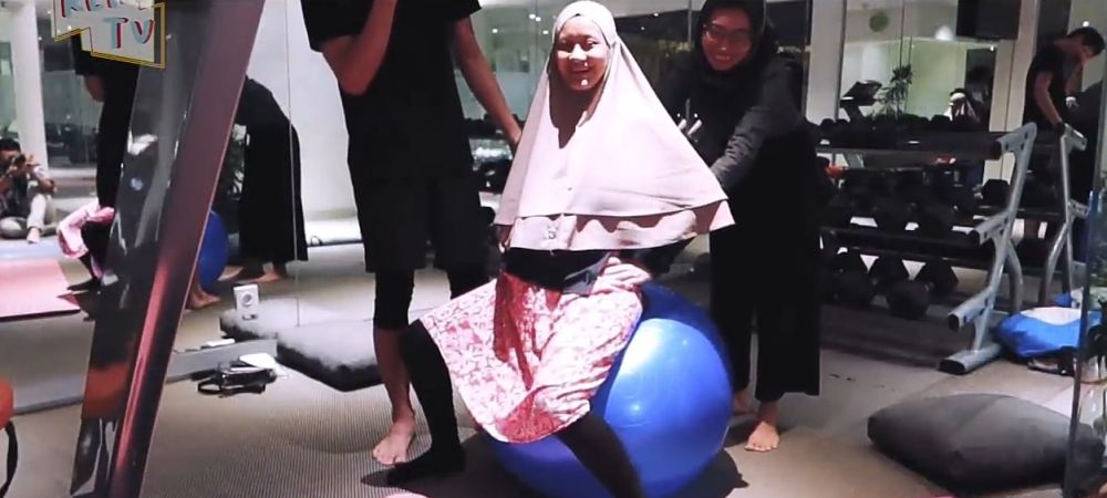 10 Momen Dinda Hauw jalani yoga hamil bareng Rey Mbayang, romantis